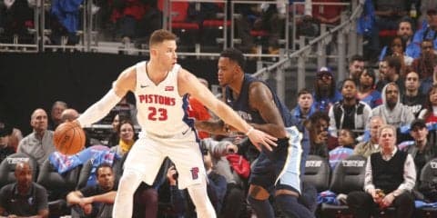 新天地でのデビュー戦を勝利で飾ったグリフィン、チームメートから手荒い祝福で歓迎される