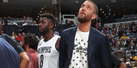 チャンドラー・パーソンズとマルク・ガソルがエレベーターに閉じ込められる災難に