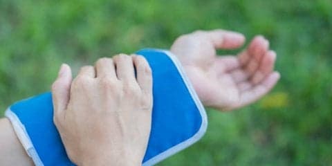 スポーツ時の打撲・捻挫・突き指は「アイシング」で応急処置。患部を冷やす\" RICES\"の効果とやり方