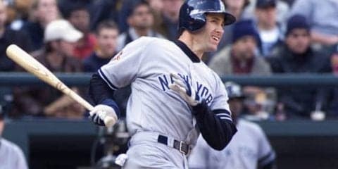 右翼から“キック”で本塁生還阻止!?　MLB公式が“伝説プレー”公開で改めて脚光