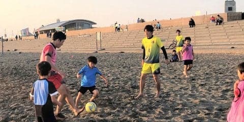 砂の上で素足サッカー！子ども向け「ビーチサッカークリニック」開催