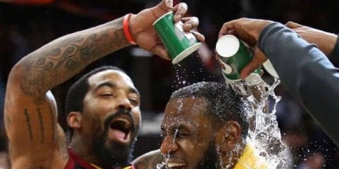 逆転シュートを叩き落とし決勝ブザービーター、レブロンの独壇場でキャブズが勝利