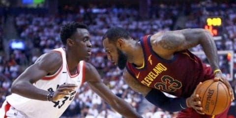 レブロン・ジェームズが超絶個人技でラプターズを攻略、キャブズが敵地で2連勝
