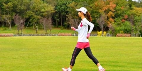 健康に良い歩き方。腕は「前」に振る？「後ろ」に振る？