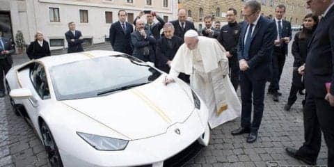ランボルギーニ ウラカン、ローマ教皇が慈善オークションに…新車価格の4倍で落札