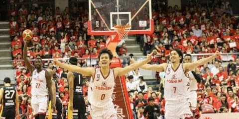 川崎ブレイブサンダース、エース不在も21点差からの逆転劇で千葉ジェッツに連勝