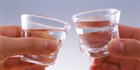 飲めば飲むほど強くなるはウソ！？アルコールを分解する仕組み