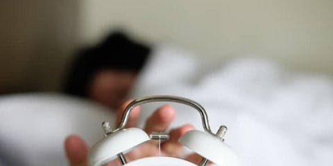 「仕事中も眠い」。睡眠に不満を持つビジネスパーソン、7割超えという結果に
