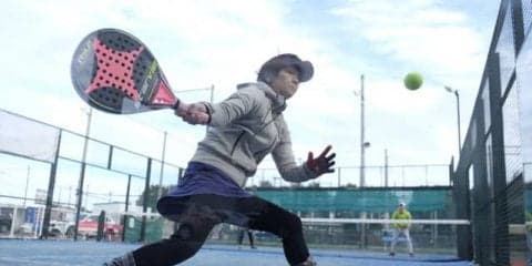スペイン生まれのラケットスポーツ「パデル」が楽しめるコートが神戸にオープン