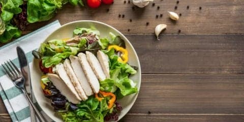 なぜ「サラダチキン」は筋トレやダイエットにおすすめなのか。栄養面、効果的な食べ方、アレンジレシピを解説
