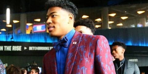 運命のNBAドラフト、上位指名が期待される八村塁は『日の丸』をつけて会場入り