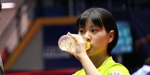 長﨑美柚、ヘビを首に巻く　世界卓球王者はコアラに笑顔