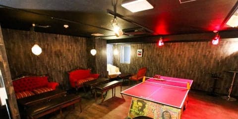 新宿・歌舞伎町に「赤い卓球バー」登場　“インスタ映え”でインバウンド需要狙う