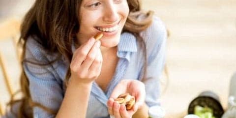 美女たちが食べてる間食はコレだ！読めば今日からおやつの選び方が変わります。