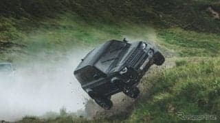 ランドローバー ディフェンダー 新型、映画『007』最新作で宙を舞う