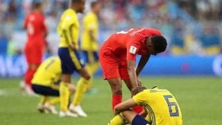 【名珍場面特別編】ロシアW杯の敗退国、“悲しき欧州美女”の1枚が話題「泣くのに肩が必要なら僕のが…」
