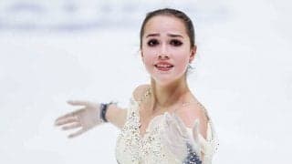 ザギトワがマサルをなでなで…　幸せ一杯、18歳の“バースデー2ショット”投稿