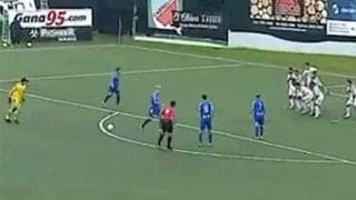 まるでチラベルト!?　GKが右足一閃…ミサイルFKに海外熱狂「完璧な一撃」「マジかよ」