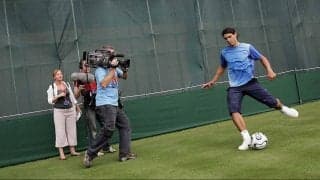 「素晴らしい瞬間だった！」2010年サッカーワールドカップのトロフィーを手にしたナダル