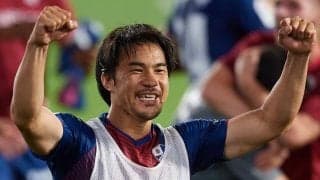 岡崎慎司、優勝トロフィー持つ1枚公開　弾ける笑顔に反響「ボクらの誇り」「神です」