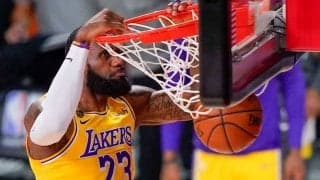 【NBA】演技？ファウル？　レブロンのド迫力ダンクに米議論「押してる」「良い判定だ」