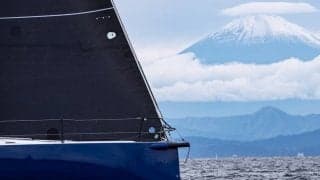 富士山を背景にAudi NIPPON CUP葉山オータムシリーズ