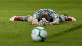 30秒で天国から地獄へ…！試合終了間際、決死の攻撃参加から劇的ゴールを決めたGKを悲劇が襲う！