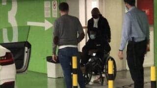 A・ファティ 車いす姿で病院を後に...手術を終えて無事に退院