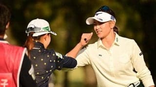 原英莉花＆渋野日向子が仲良く肘タッチ　同組V争いで「ナイスバーディー」掛け声合戦
