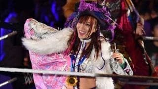 WWE美女カイリが披露　真っ赤なサンタコスプレに米ファン虜「その衣装、大好きだ！」