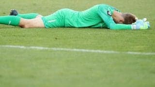 「自業自得だ」” 時間稼ぎ”に失敗したGKがボールを奪われ失点、チームは敗れプレーオフ敗退