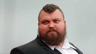 美女4人が重りに　“最強の男”の衝撃ベンチプレスに海外驚愕「少なくとも240kg…」