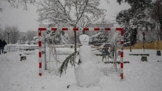 一体何人隠れている？ 試合中に大雪が積もったピッチに上下白の選手たちが潜む