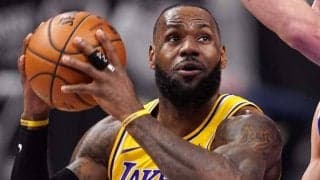 【NBA】レブロン、何もしていないのにファウル？　相手も笑う“謎の瞬間”に米反響「面白い」