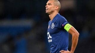 ポルトDFがGKとの衝突で一時的な記憶喪失…同僚ペペが涙を流す場面も