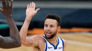 【NBA】3人包囲をかいくぐる背面ショット　カリーの“空中殺法”に米驚愕「なんだこれ？」
