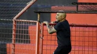 審判に激怒したサンパオリ...退席後はフェンスに登って指揮