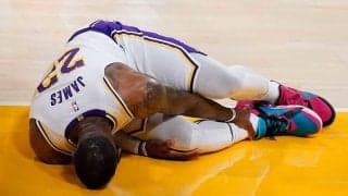 【NBA】レブロン、右足首の捻挫で途中交代　最大で3か月離脱…プレーオフに影響する可能性も