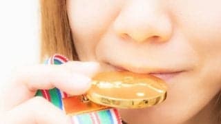 五輪名物「メダル噛み」ポーズのルーツとは