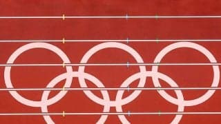 せっせと働くボランティア　上から撮った陸上トラックに海外称賛「五輪のヒーロー」