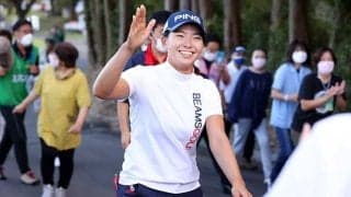 渋野日向子、686日ぶり涙の復活V！　高3アマ・佐藤心結ら4人のPO激戦で粘り勝ち