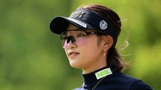 原英莉花、豪快2オン成功で笑顔　6番終え首位タイ浮上、出だし1番からサムアップ披露