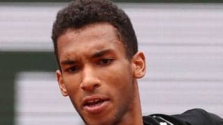  オジェ 逆転で全仏初2回戦へ 