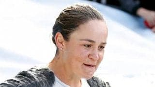  元女王が氷のプールへ飛び込む 