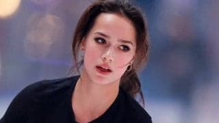 「これを待ってた！」ザギトワ、ビーチで披露した”透け感あふれる白シャツ姿”が「可愛すぎる」と話題！