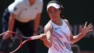 日比野菜緒、腰を痛めてサーブを打てず第2セット途中で棄権し準決勝進出ならず[プラハ・オープン]