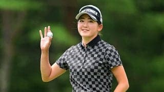 20歳岩井千怜、新人一番乗りで涙の初V！　双子の姉・明愛とハグ、混戦1打差で逃げ切り