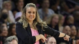 元スパーズACのベッキー・ハモンが指揮官としてWNBAの最優秀コーチ賞を獲得