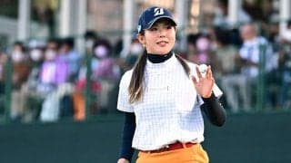 週末女子ゴルフ、健闘称え合う日韓選手のワンシーンに反響「礼儀正しい」「良い画像」
