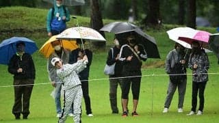 女子ゴルフ初日は降雨サスペンデッド　気温14度の寒さ、選手も中断中に体を震わせ…
